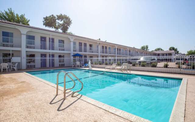 Motel 6 Bryan, TX - University Area