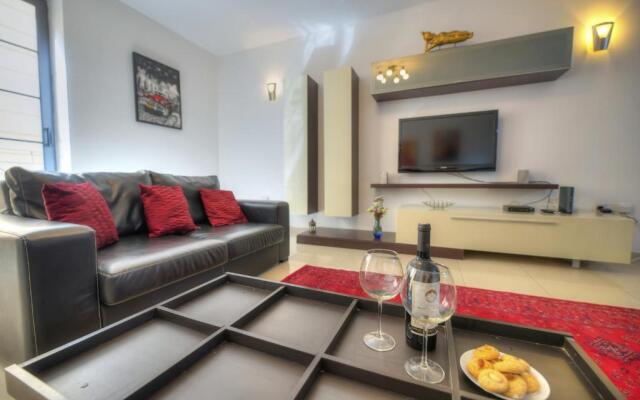 Large 3 bedrooms steps away from Balluta Bay BCAM2-1