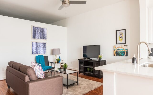 1 BR Apt Near AA Center with Parking by Frontdesk