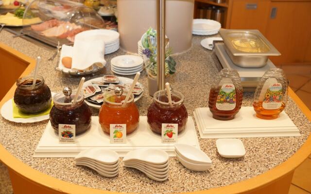 Warias Hotel & Restaurant