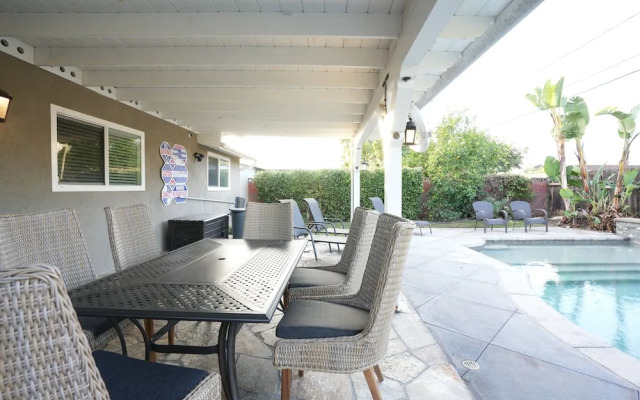 Sweet 4 bedroom, 3 bath plus Loft Bedroom, Pool Home