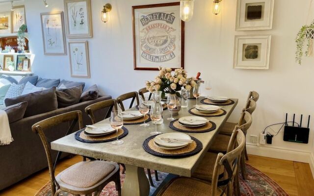 Dolls House - Luxury Townhouse - From 400 Per Night