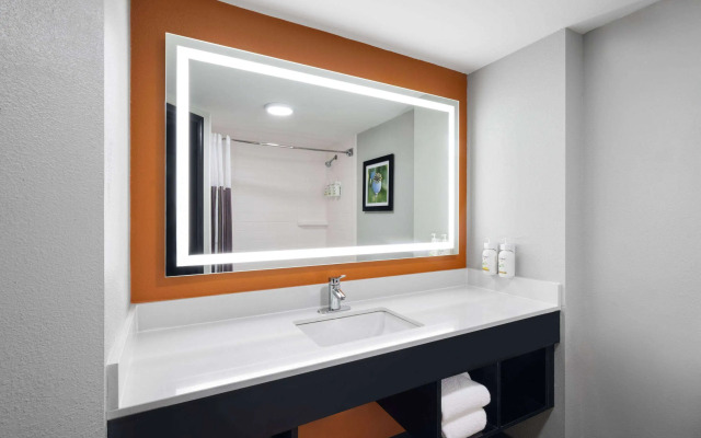 La Quinta Inn & Suites by Wyndham Greensboro NC