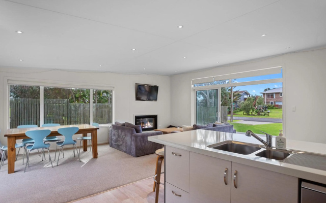 Modern Kiwi Bach - Waihi Beach Holiday Home – Guest Rooms – Waihi Beach