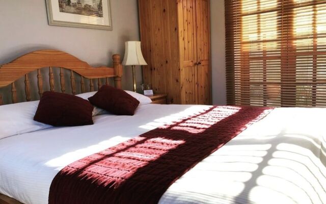 The Horseshoe and Castle