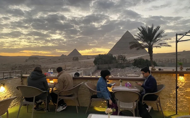 Seven Pyramids Inn