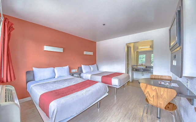 Motel 6 San Antonio, TX - Fiesta