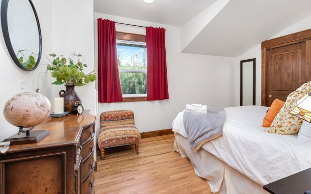 The Beautiful Bear’s Den! Walk to Old Town & CSU!