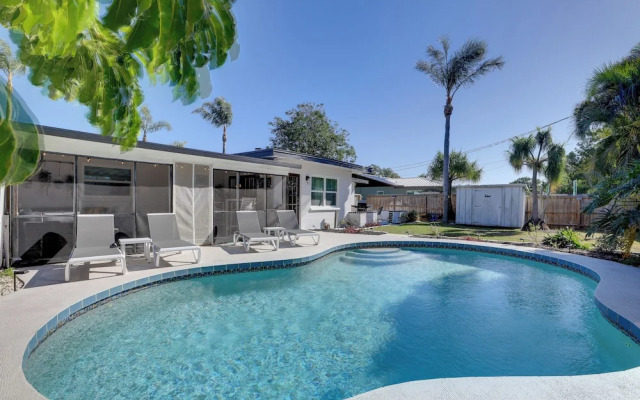 8 Mi to Beaches: Bradenton Home w/ Poolside Oasis!