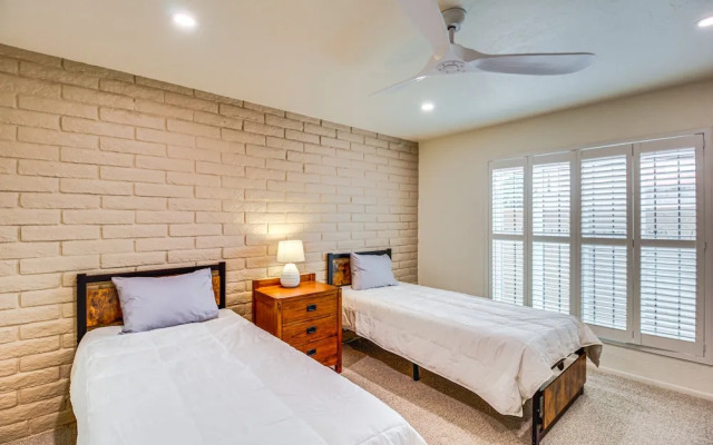 Tucson Townhome w/ Mountain View, Pool Access!