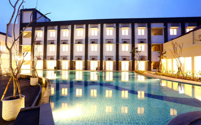 Front One Akshaya Hotel Karawang