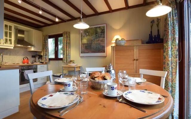 Comfortable Cottage Near Lake Cherapont