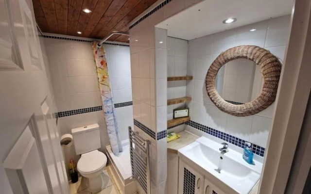 Spacious 6-bed house - 12 mins Gatwick