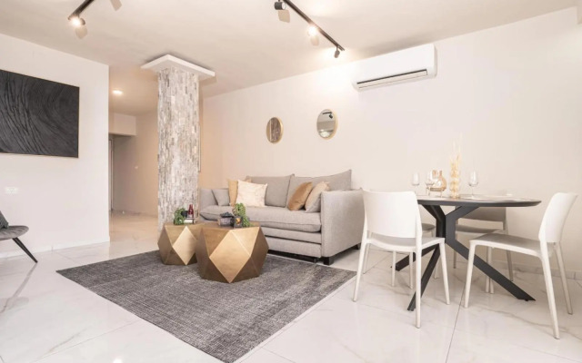 Renovated 2 BR with 2 BTH front Mamilla Mall