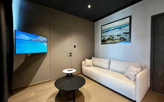 128 LIM - 2002 Stay Only Tower Suite