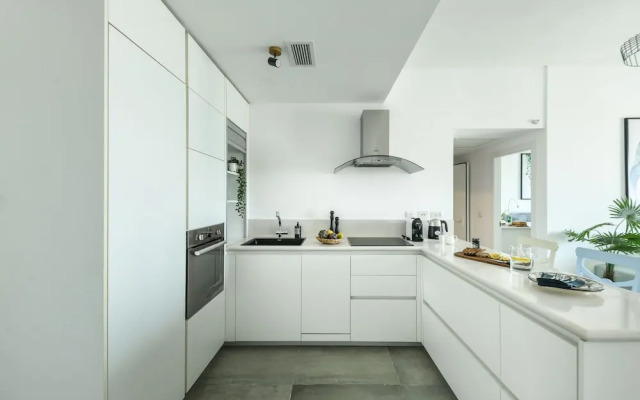 Opulent Ease 2BR Apt in Midtown