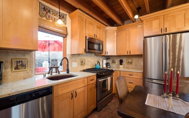 Desert Breeze - Delightful Railyard Adobe, Walk to The Plaza