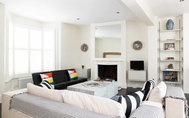 Gorgeous & sleek 4BR house in Hammersmith!
