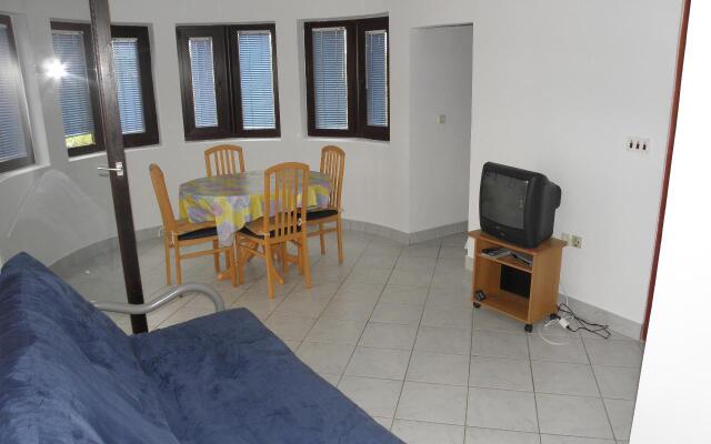 Apartment Mirja - 50 m from beach: A4 Petrcane, Zadar riviera