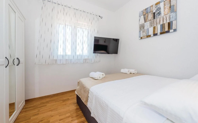 Beautiful Home in Dubrava With Wifi and 6 Bedrooms