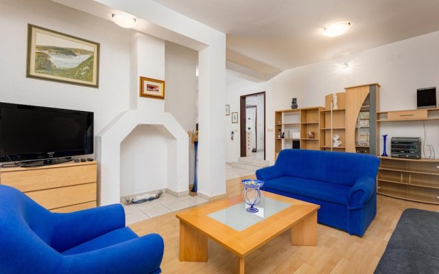 Beautiful Apartment in Zidarici With 2 Bedrooms and Wifi