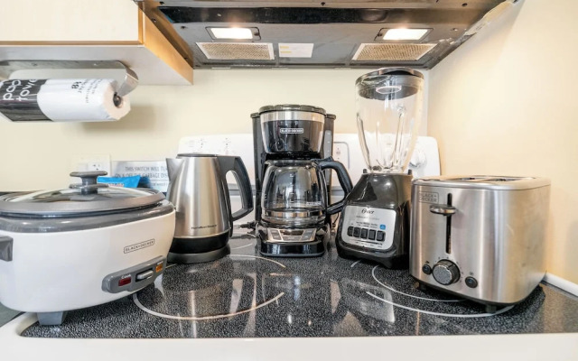 Waikiki Sunset Close to Beach with Parking