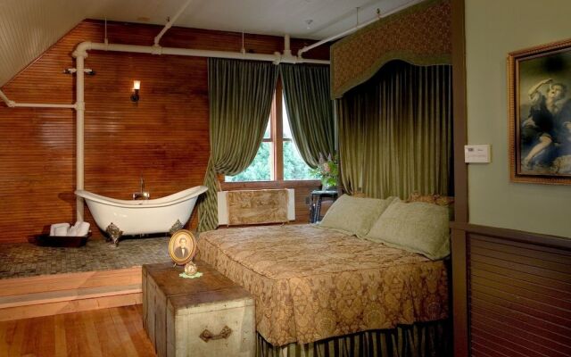 Mccloud Mercantile Hotel