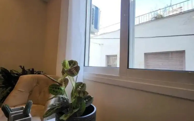 2 bd Renovated Flat at Acropolis