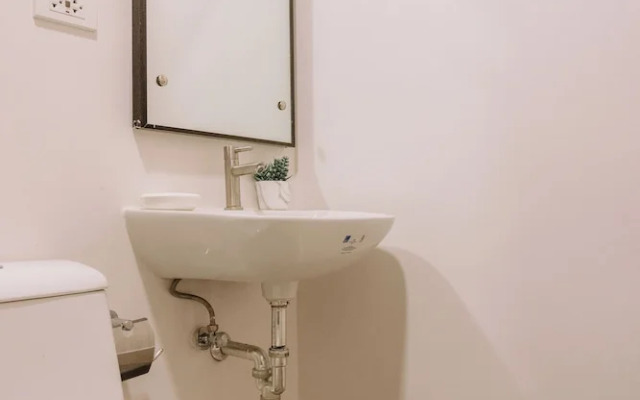 Room-spacious Barkada Gathering