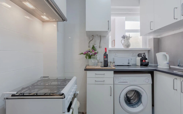 Sunny Apartment with Patio, By TimeCooler