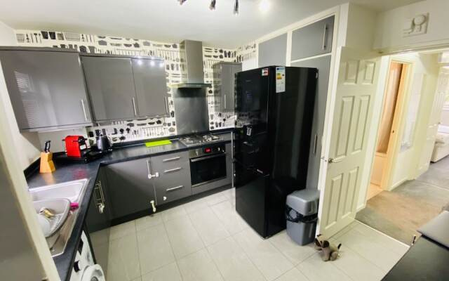 Nice 3-Bed Apartment Close to Heathrow
