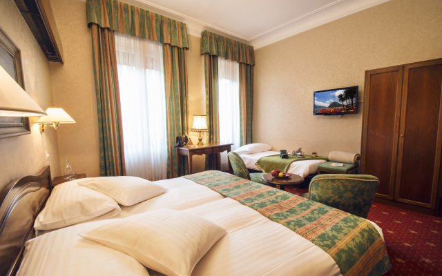 International au Lac Historic Lakeside Hotel