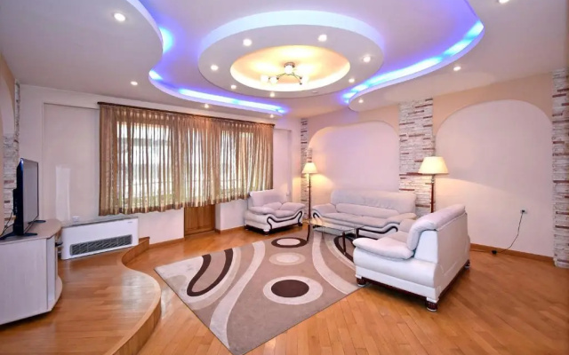 Northern Avenue 2 Bedroom Apertment With Great View HH656