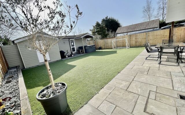 Four Corners Holiday Home with Hot Tub & Sauna