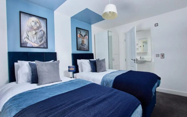 Stunning 4 Bedroom House - Parking and Garden