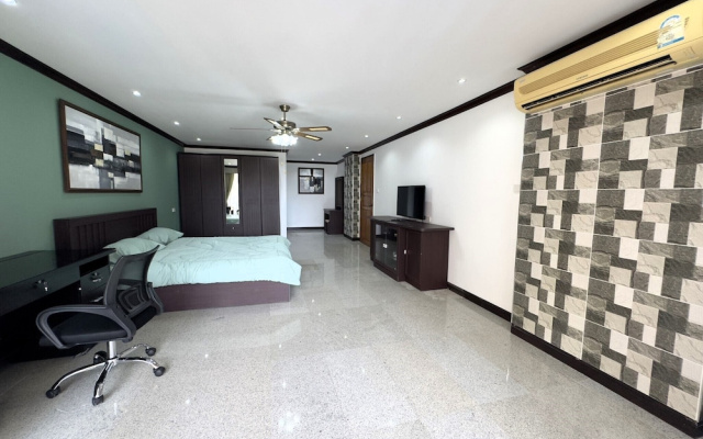Spacious 2BR Condo - 3 Balconies & Green Views
