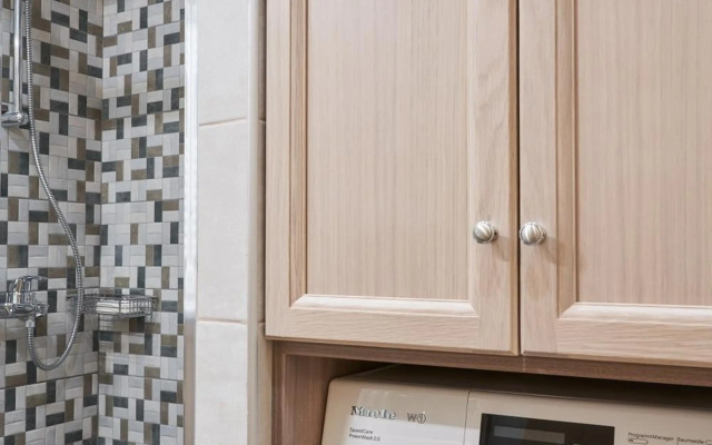 Spirou Merkouri Handcrafted 2BD Home