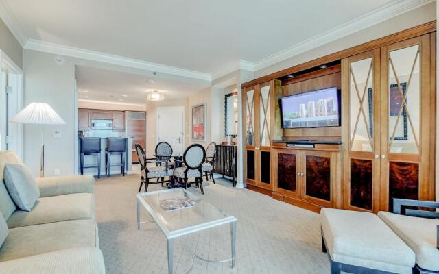 Signature Suite on the Strip