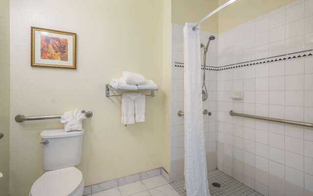 Clarion Inn & Suites Central Clearwater Beach