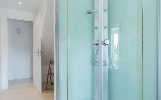 Luxury Holiday Home With Lawn in Beaumont-en-véron Near Chinon