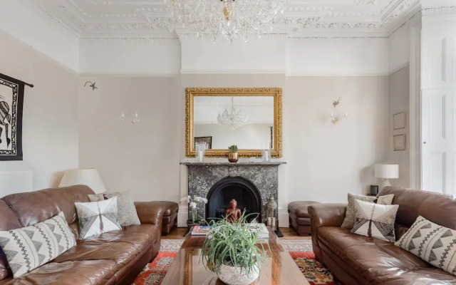 Grand Victorian Apartment in Sought-after Clifton