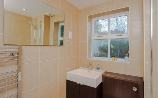 Contemporary 1 Bedroom Flat in Camberwell Oval