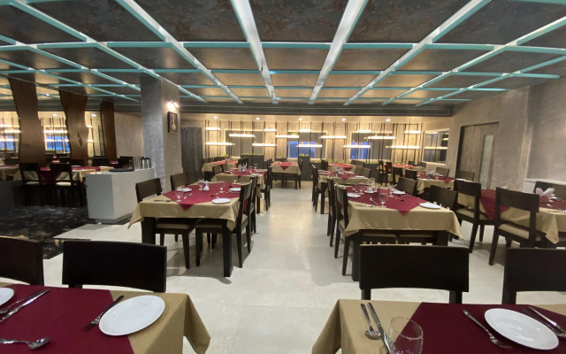 Hotel Aarunya Royale