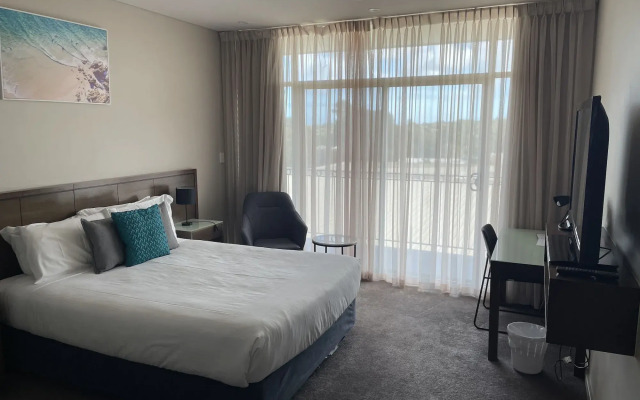 Sfera's Park Suites & Convention Centre