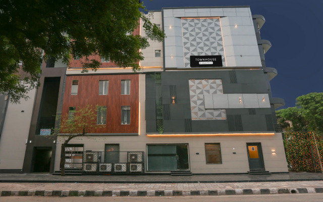 Super Townhouse Rohini Sector 18 Formerly Relic Stay