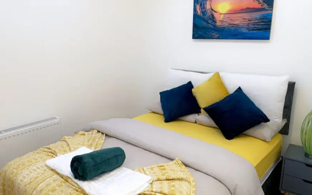 Inviting 2-bed Apartment in Wakefield Charming