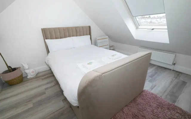 Modern 5-bed Retreat With Parking
