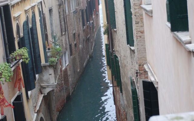Venice Canal View Apartment