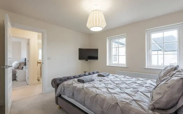 Stylish & Modern 3 Bedroom Home