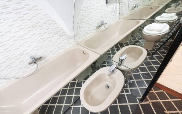 Caden Splace - Dbalconycollection at Piazza Navona